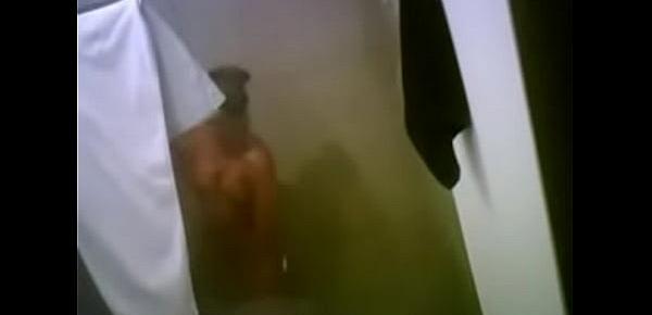  ricalatina bailando desnuda en la ducha hermoso culo